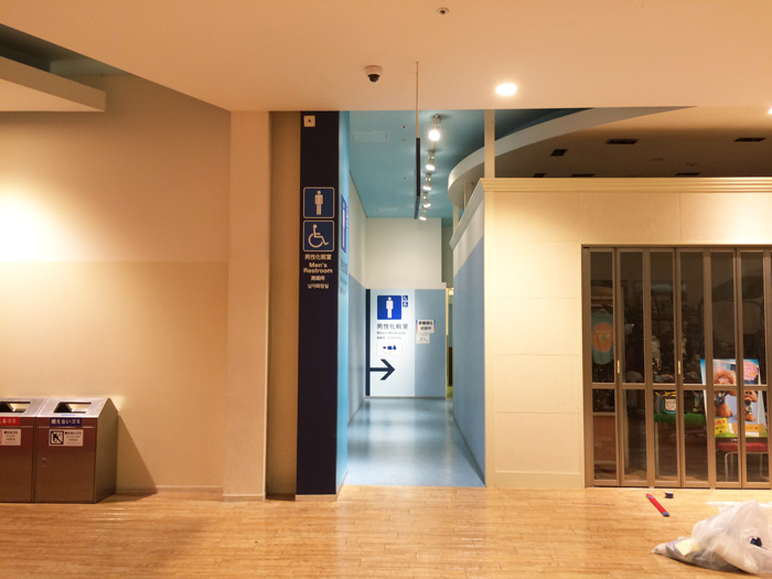男子トイレ前3