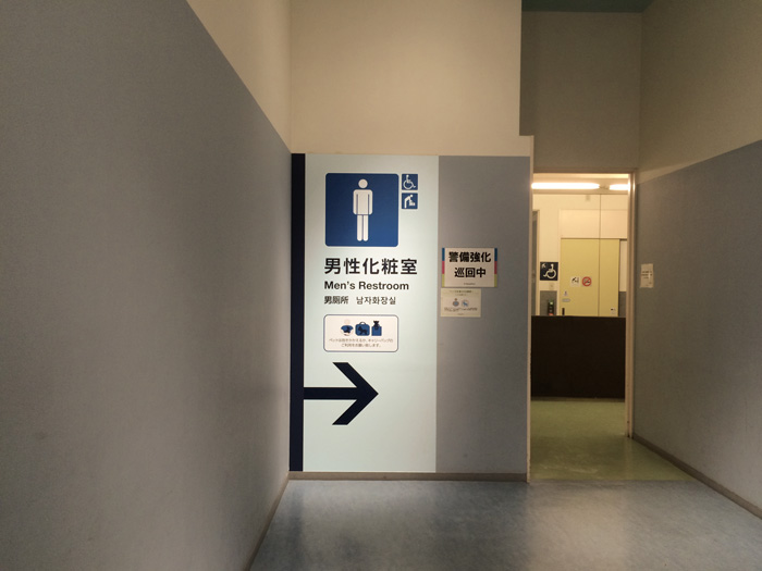 男子トイレ前4