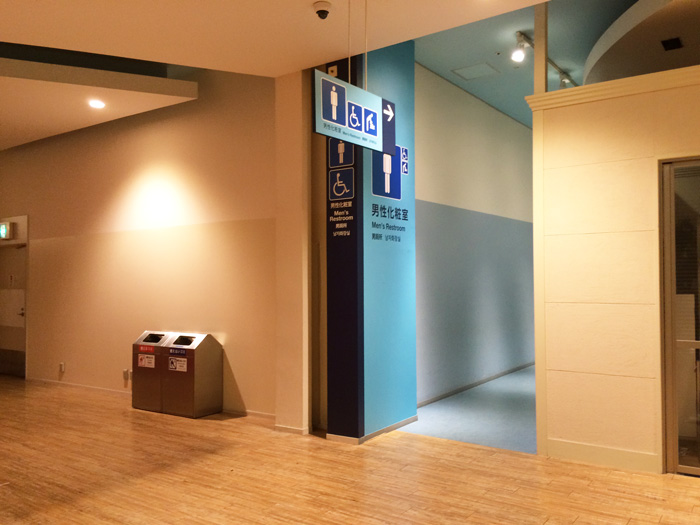 男子トイレ前1