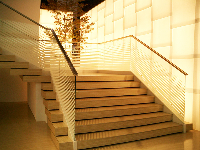 05年東京モーターショー日産ブース 階段手摺りガラス 製作 施工事例 フィルムの企画 デザイン 加工 施工 デコラテックジャパン ３ｍ特約店